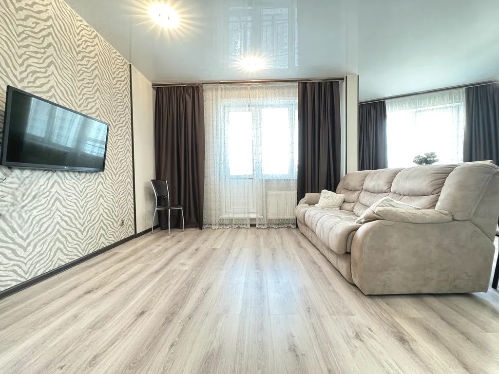 2-комнатная квартира с балконом и видом на реку рядом с Кузбасс-Арена