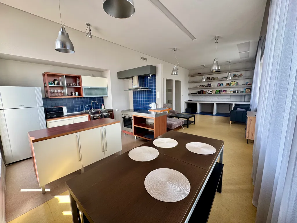 Дом на набережной с видом на Кремль и высокий потолок