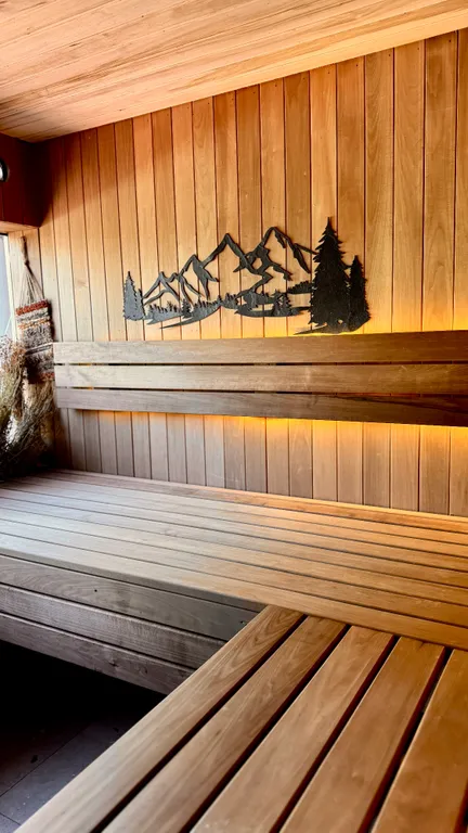 Дом на озере с бассейном