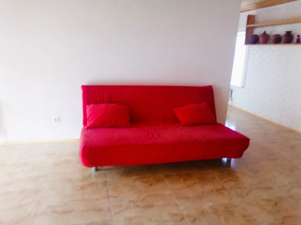 Дом у пруда в окружении гор