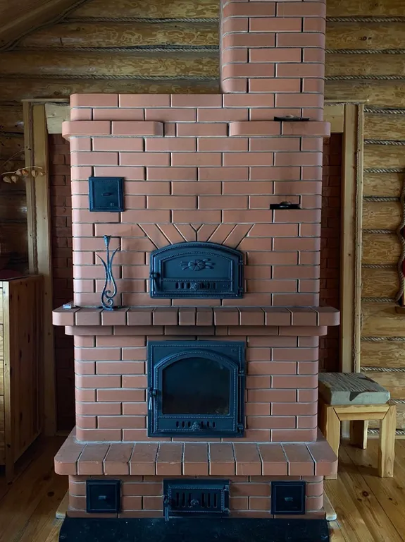 Бревенчатый дом с конюшней на озере