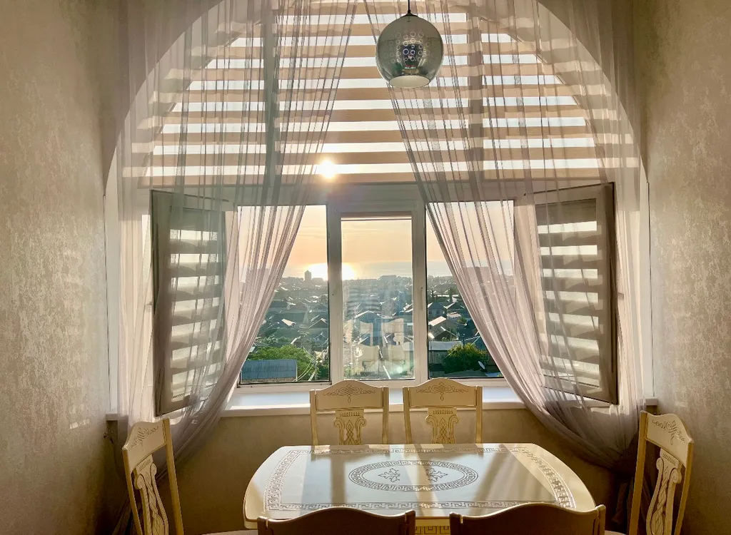 Уютный гостевой дом с видом на город и море