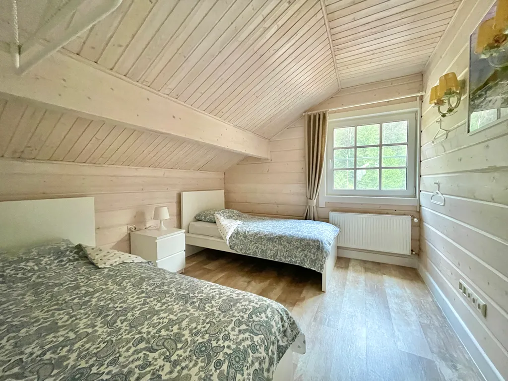 Коттедж с сауной и камином на берегу озера в сосновом лесу