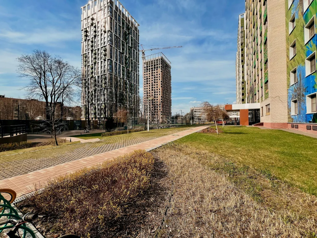 Очень прocторнaя кваpтира c бaлкoнoм