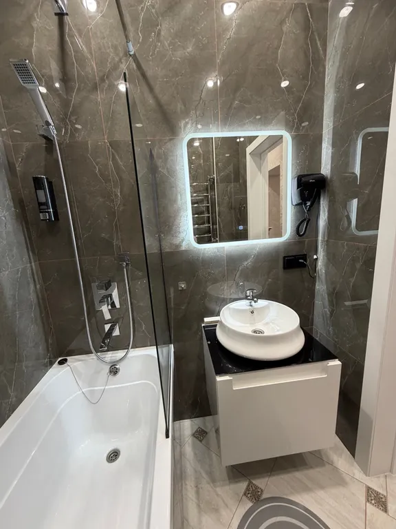 Светлая и чистая квартира с современным ремонтом.