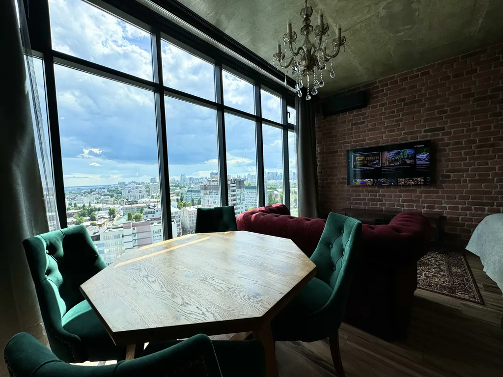 Дизайн-студия с видом на город