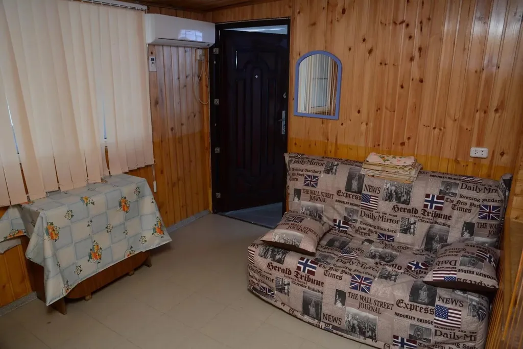 Двухкомнатный номер с балконом с видом на море в 20м от него