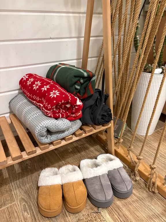 Уютный домик у лесного озера