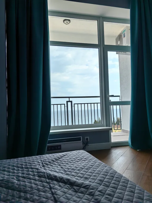 Светлая евро-квартира с видом на море и горы