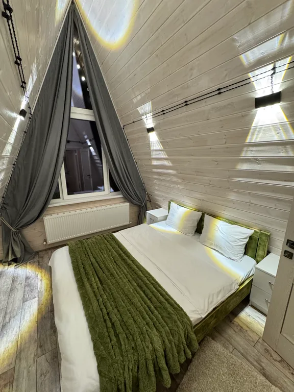 Уютный дом а-фрейм в сосновом лесу