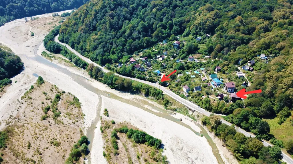 Дом в горах с видом на реку