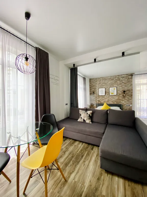 Стильная студия у моря с камином