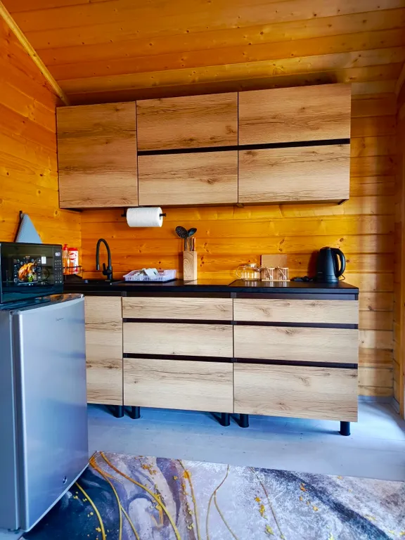 Новый деревянный домик у моря