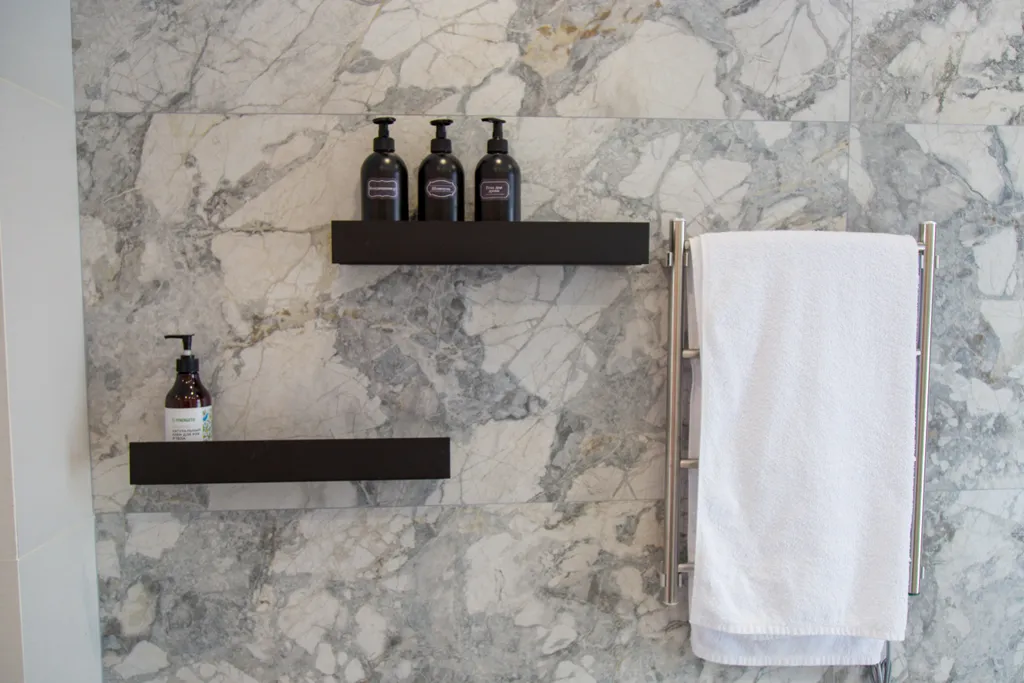 Большой дом с видом на озеро, 3 спальнями, сауной и детской площадкой