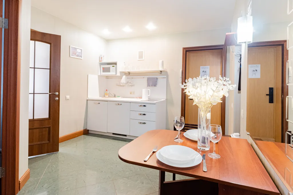 Двухкомнатная квартира с большой ванной у центра города