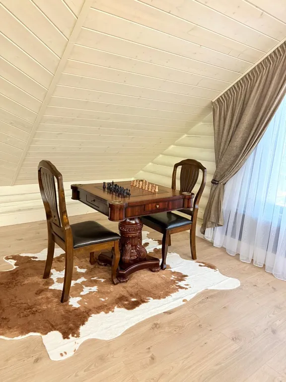 Vip дом с четырьмя спальнями и кухней