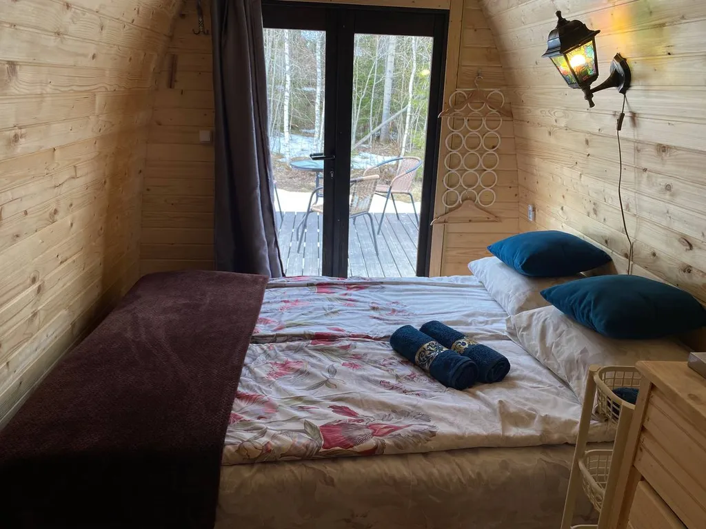 Арочный домик на краю леса с торцевым входом