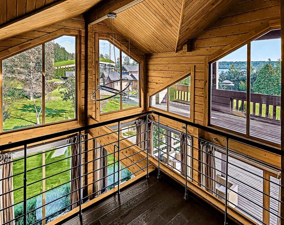 Коттедж с бассейном на берегу озера Порт Жемчужный