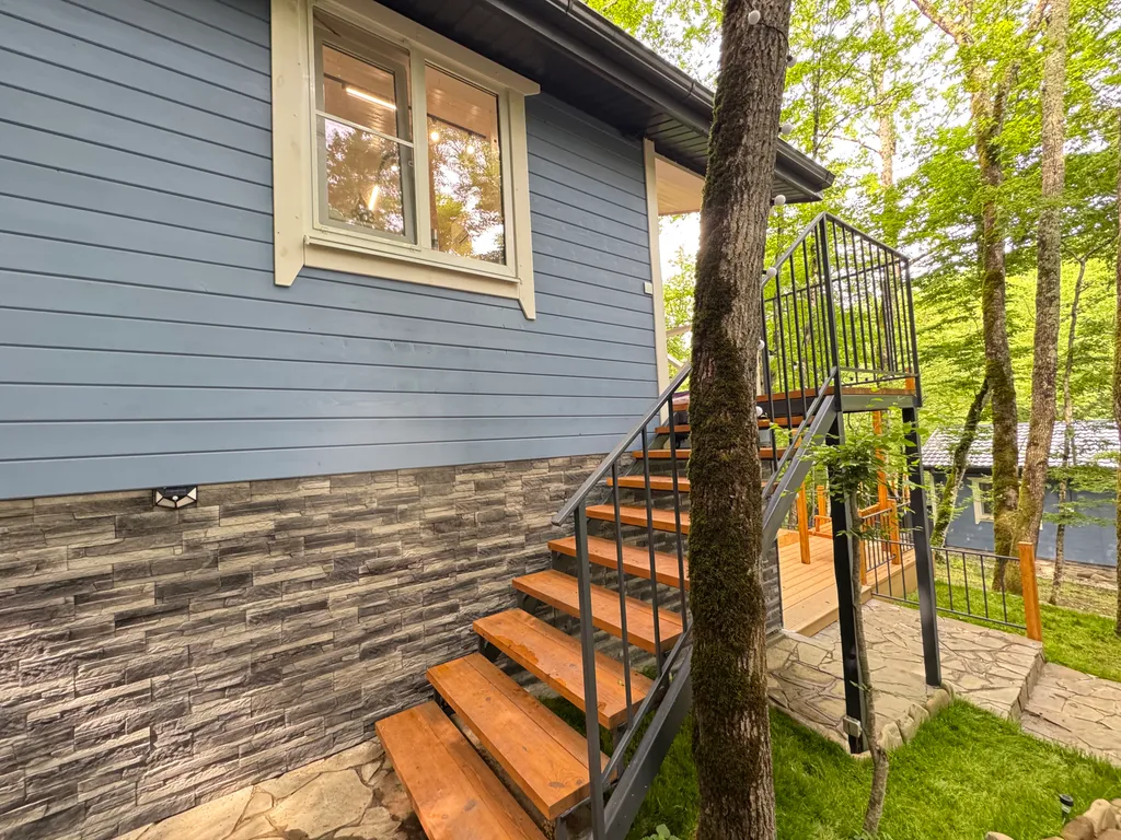 "ПОД КРОНАМИ" -Дом с чаном в лесу