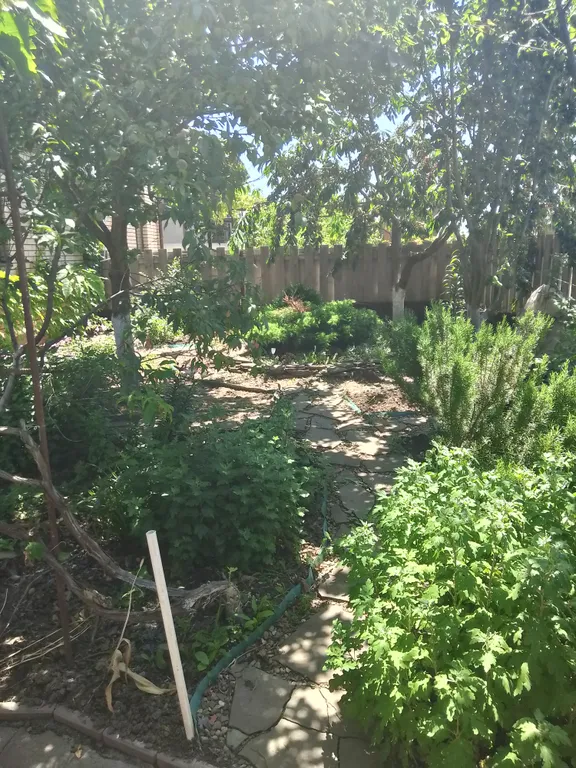 Второй этаж полностью с отдельным входом и крытой парковкой