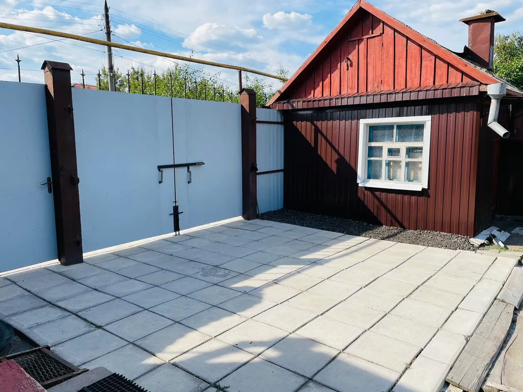 Дом с парковкой во дворе