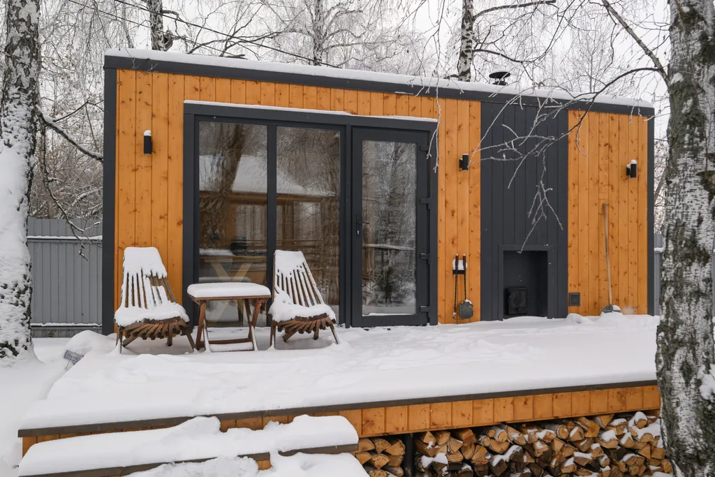 Дом с камином, баней и чаном в лесу у озера