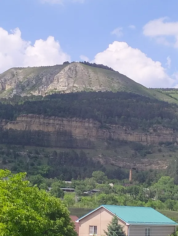 Уютный дом с цветами, видом на горы, мангалом