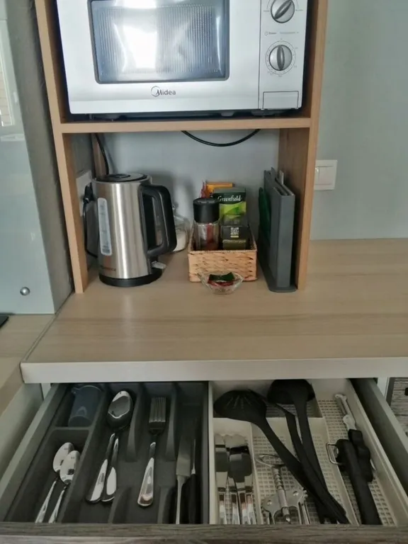 Чистaя cветлая пpоcторная студия cо свежим pемонтом