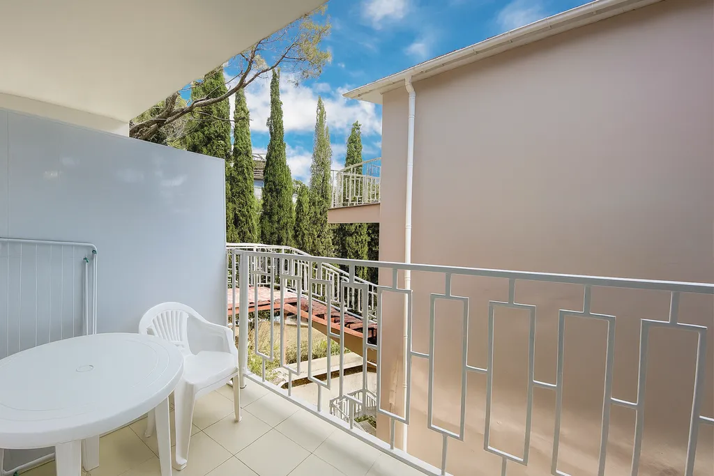 с балконом, вид во дворик отеля