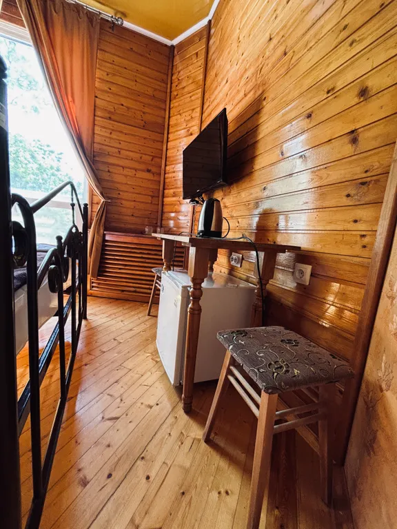 Двухместный деревянный , мансардный номер с не большой кроватью