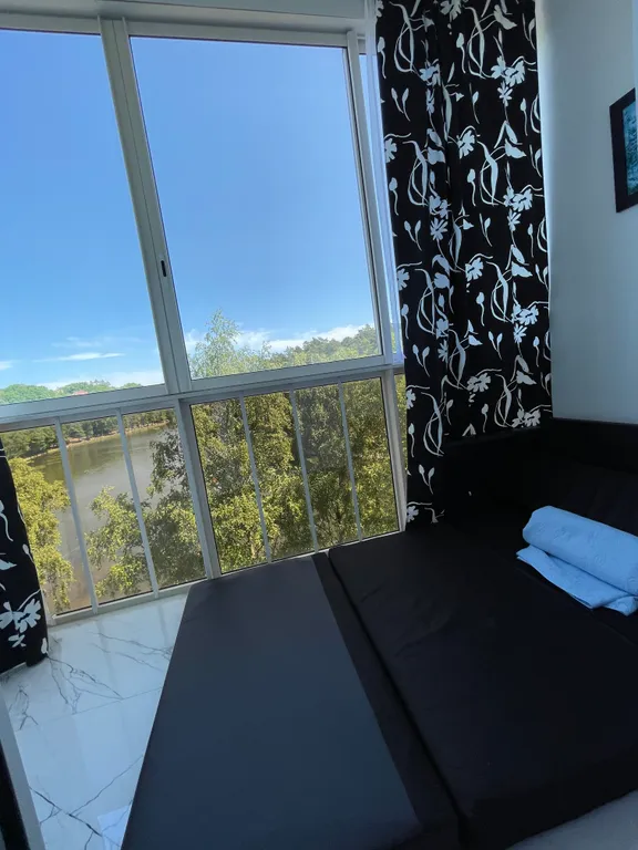 Уютная квартира с видом на озеро и сосновый лес