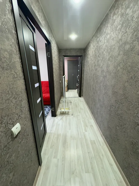 Двухкомнатная студия с красным диваном в центре города