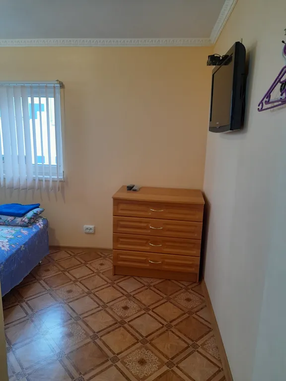 Уютная комната со стоянкой для автомобиля