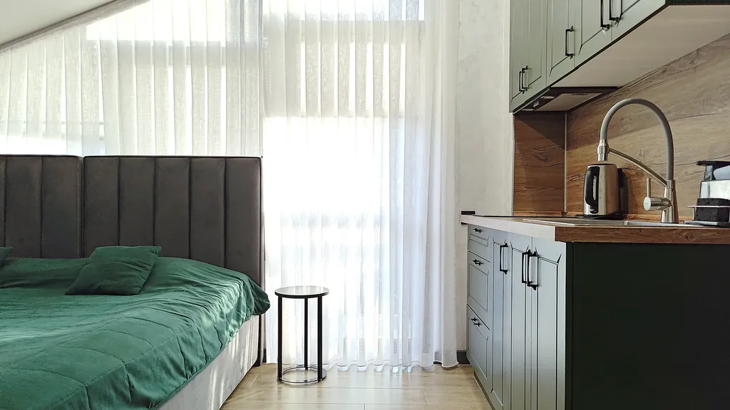 Уютная студия, два балкона, ванна, вид на горы, центр, все для отдыха