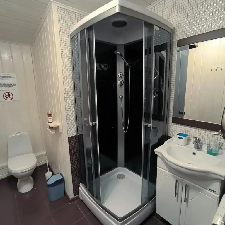 Дом на скале с видом на озеро