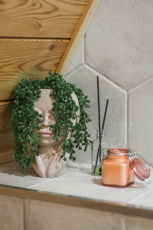 Треугольный домик на склоне горы над ручьём