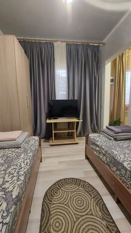 Два человека с раздельными кроватями