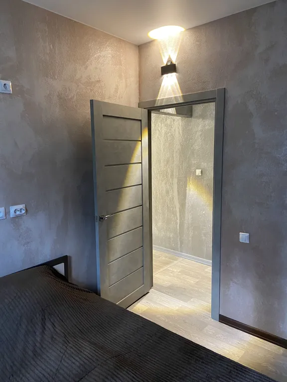 Дом в черте города в сосновом лесу