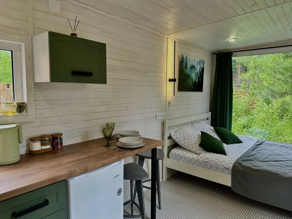 Домик в тихом и спокойном месте в окружении леса