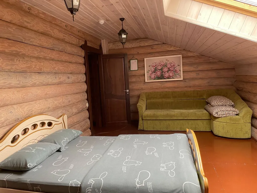 Деревянный дом у озера с сауной и бильярдом