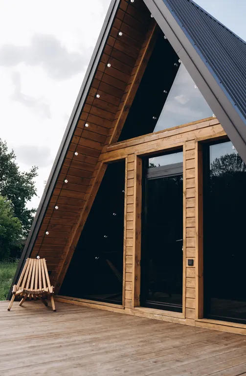Уютный панорамный треугольный дом A-frame с видом и окружением леса