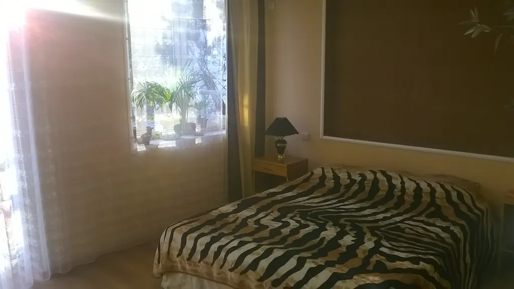 Дом 2 уровня со своим двором