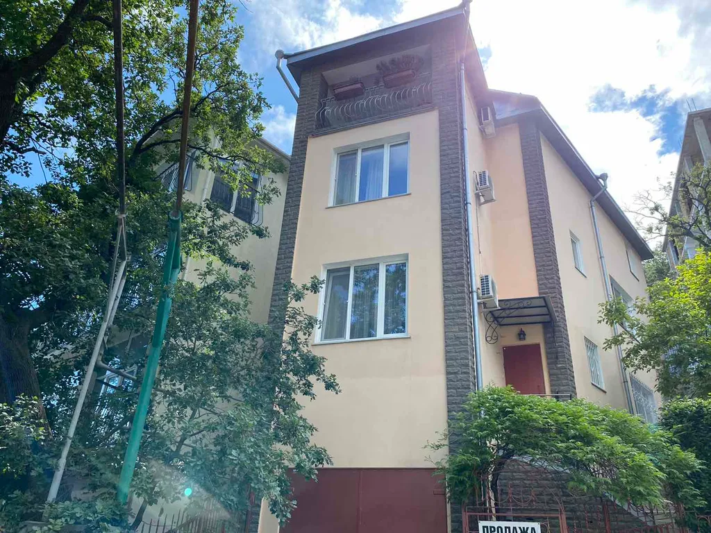 Этаж в доме со своим двором близко к морю