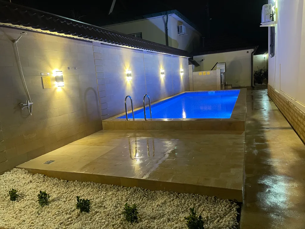 Коттедж с бассейном у Каспия