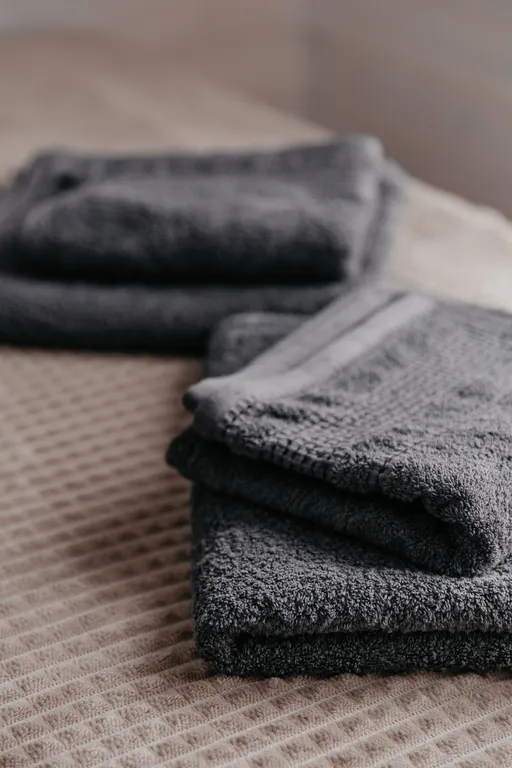 Дом с панорамными окнами и террасой в окружении леса