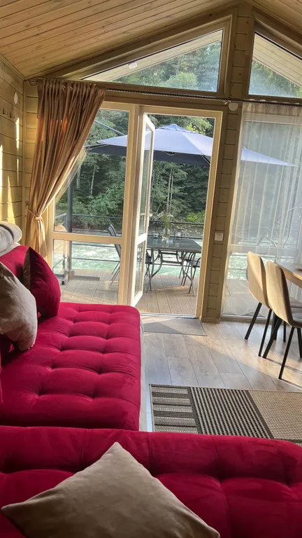 Коттедж с видом на реку и горы (1)