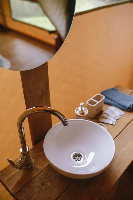 Уединенный мини-глэмпинг на берегу горной реки