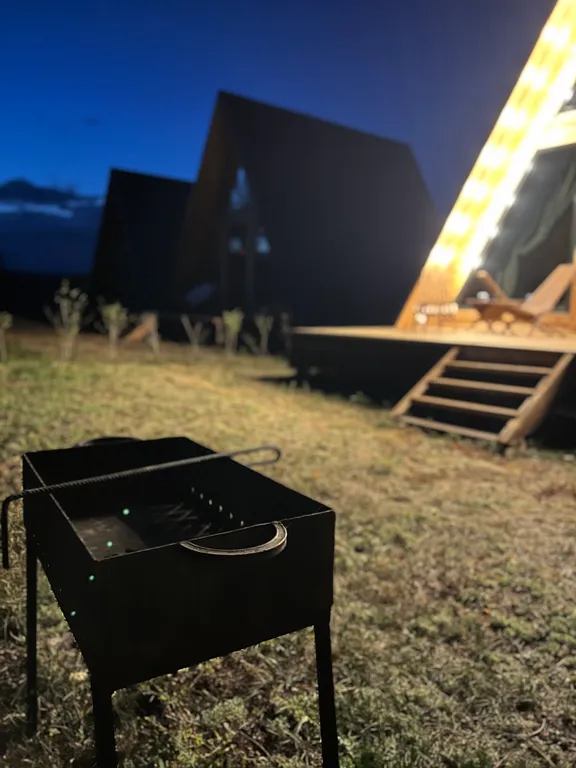 Треугольный дом на берегу реки