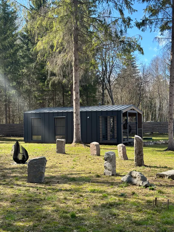 Коттедж в стиле Барнхаус в аутентичном лесу