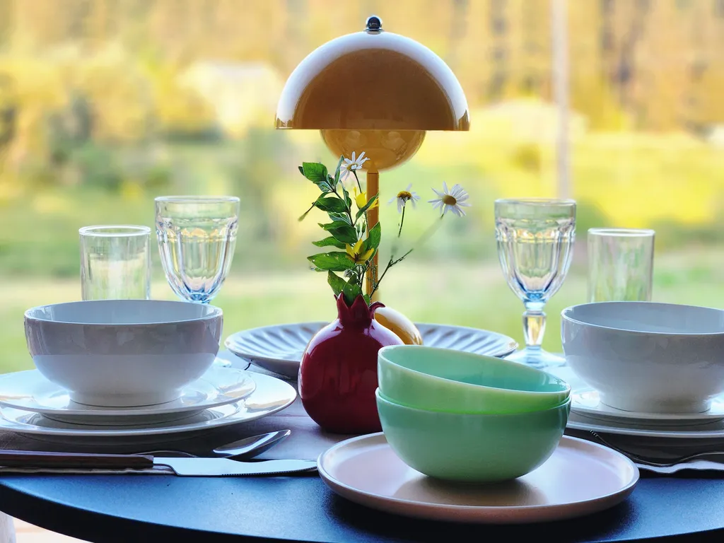 Дом с проектором и диваном